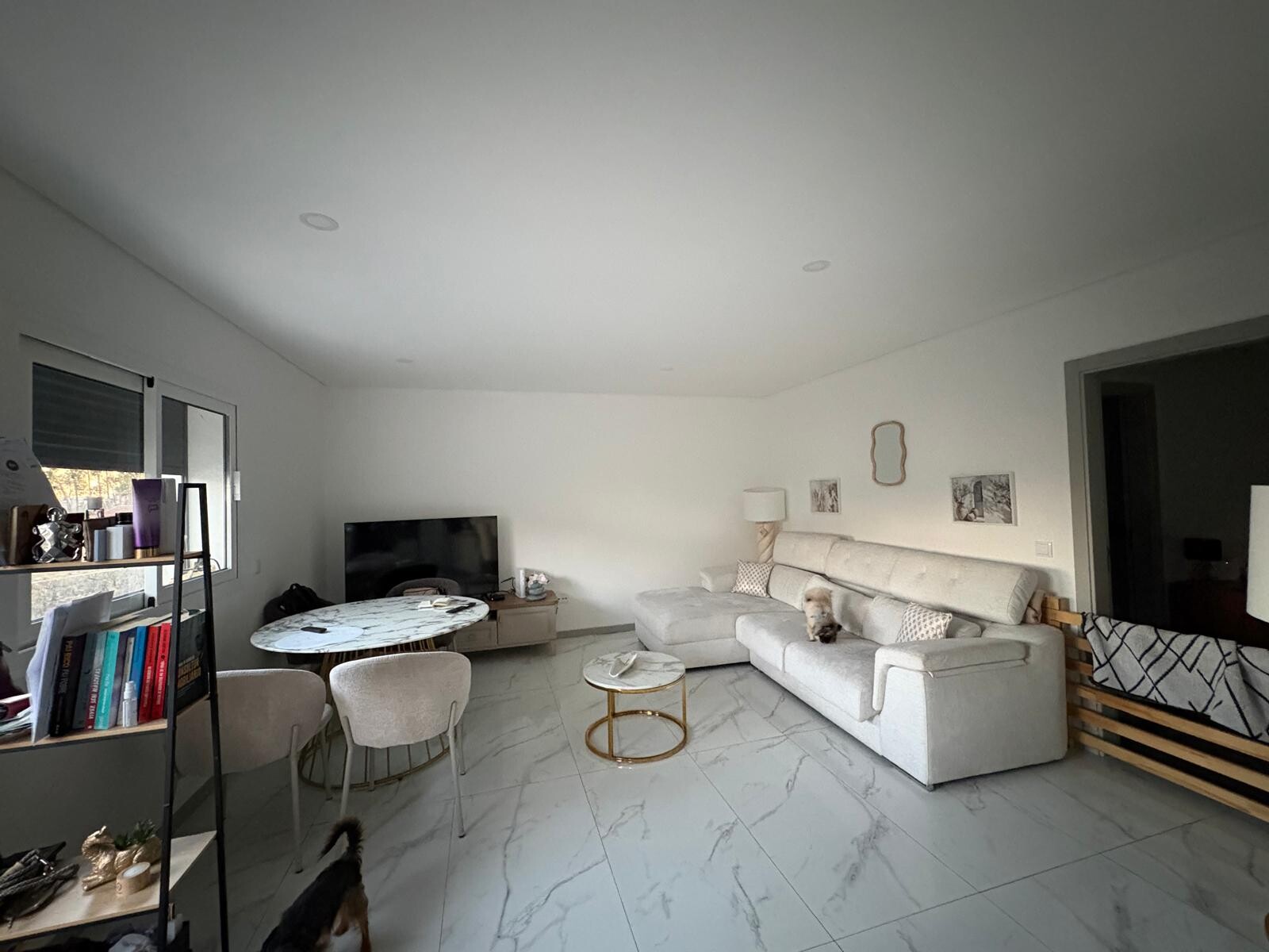 Sala e cozinha em open space do apartamento T2+1 totalmente remodelado em Modelos